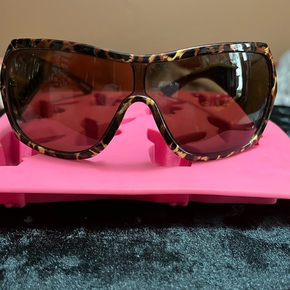 ππΈππΈπ PLAYBOY SUNGLASSES I WORE THEM ONCEππΈππΈπ - Picture 1 of 5